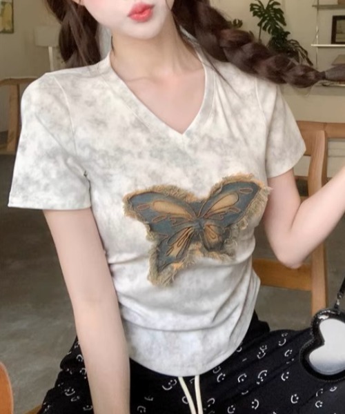 .KOM(ドットコム)の「A'GEM/9 × .kom 『.KOM/ドットケーオーエム』 /蝶ギャザーTシャツ(Tシャツ/カットソー・レディース・ホワイト/ブラック・M)」の1枚目の写真