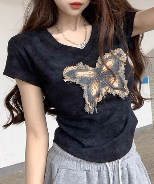 .KOM(ドットコム)の「A'GEM/9 × .kom 『.KOM/ドットケーオーエム』 /蝶ギャザーTシャツ(Tシャツ/カットソー・レディース・ホワイト/ブラック・M)」の2枚目の写真
