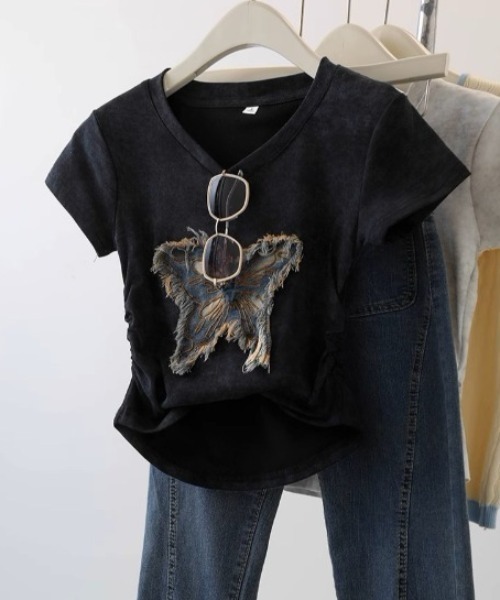 .KOM(ドットコム)の「A'GEM/9 × .kom 『.KOM/ドットケーオーエム』 /蝶ギャザーTシャツ(Tシャツ/カットソー・レディース・ホワイト/ブラック・M)」の9枚目の写真