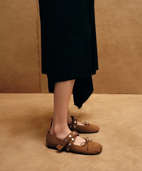 CHARLES & KEITH(チャールズ & キース)の「Gael ガエル ツイルスタッズクロスオーバーストラップメリージェーン(パンプス・レディース・ブラウン/ブラック・25cm/24.5cm/23.5cm/23cm)」の4枚目の写真