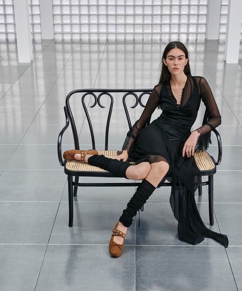 CHARLES & KEITH(チャールズ & キース)の「Gael ガエル ツイルスタッズクロスオーバーストラップメリージェーン(パンプス・レディース・ブラウン/ブラック・25cm/24.5cm/23.5cm/23cm)」の12枚目の写真