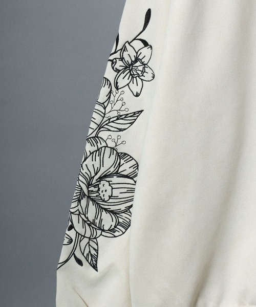 ANPAS(アンパス)の「Cut Suede Floral-Embroidered Sleeve Sweatshirt /カットスエード 袖花柄刺繍 トレーナー オーバーサイズ スウェット トップス メンズ レディース ユニセックス きれいめ(スウェット・メンズ・サックスブルー/アイボリー/チャコール・L/M)」の13枚目の写真
