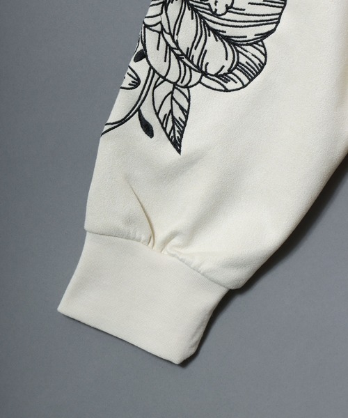 ANPAS(アンパス)の「Cut Suede Floral-Embroidered Sleeve Sweatshirt /カットスエード 袖花柄刺繍 トレーナー オーバーサイズ スウェット トップス メンズ レディース ユニセックス きれいめ(スウェット・メンズ・サックスブルー/アイボリー/チャコール・L/M)」の14枚目の写真