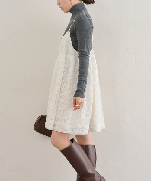 U by SPICK&SPAN（ユーバイスピックアンドスパン）の「バラモチーフキャミワンピース（ワンピース・レディース・ホワイト・FREE）」の2枚目の写真