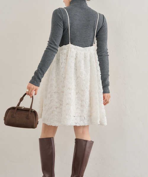 U by SPICK&SPAN（ユーバイスピックアンドスパン）の「バラモチーフキャミワンピース（ワンピース・レディース・ホワイト・FREE）」の4枚目の写真
