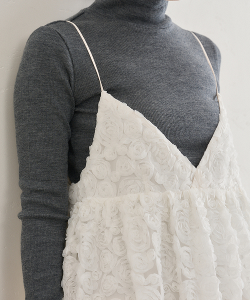 U by SPICK&SPAN（ユーバイスピックアンドスパン）の「バラモチーフキャミワンピース（ワンピース・レディース・ホワイト・FREE）」の5枚目の写真