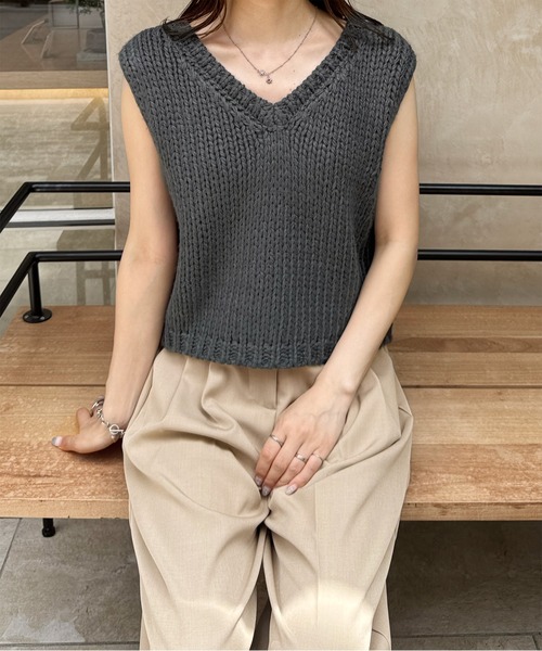 LE MORE（リモア）の「ロービングニットベスト（ベスト・レディース・アイボリー/チャコール/ブラック・FREE）」の3枚目の写真