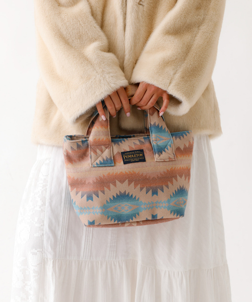 PENDLETON(ペンドルトン)の「【PENDLETON/ペンドルトン】FLANNEL TOTEBAG/トートバッグ/フランネル素材/中綿入り/ユニセックス【WEB限定】(トートバッグ・メンズ・ベージュ/チャコールグレー・フリー)」の2枚目の写真