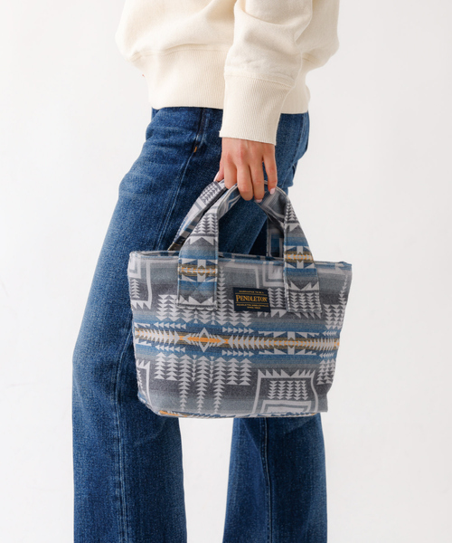 PENDLETON(ペンドルトン)の「【PENDLETON/ペンドルトン】FLANNEL TOTEBAG/トートバッグ/フランネル素材/中綿入り/ユニセックス【WEB限定】(トートバッグ・メンズ・ベージュ/チャコールグレー・フリー)」の1枚目の写真