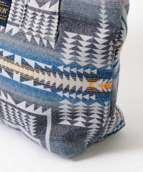 PENDLETON(ペンドルトン)の「【PENDLETON/ペンドルトン】FLANNEL TOTEBAG/トートバッグ/フランネル素材/中綿入り/ユニセックス【WEB限定】(トートバッグ・メンズ・ベージュ/チャコールグレー・フリー)」の19枚目の写真
