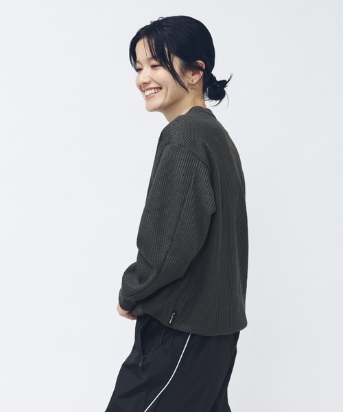 adidas(アディダス)の「【別注】アディダス adidas ラックスフロー オールデイズ ルーズフィット ワッフル フリース クルーシ 限定コラボ(Tシャツ/カットソー・レディース・オフホワイト/チャコールグレー/ピンク・S/M/L/XL)」の4枚目の写真