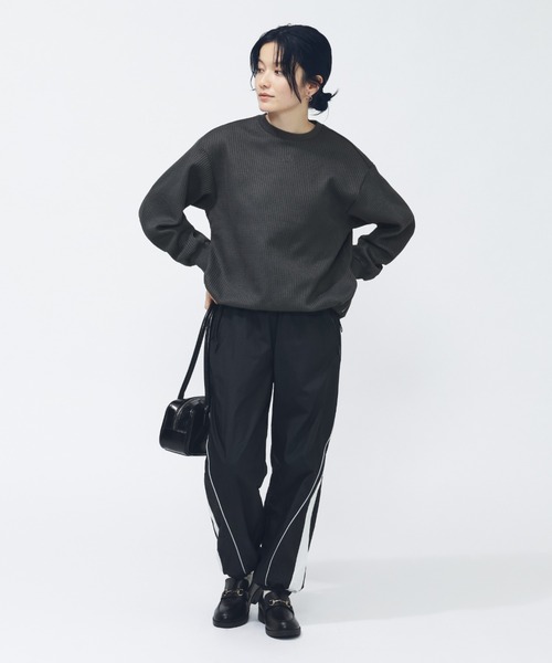 adidas(アディダス)の「【別注】アディダス adidas ラックスフロー オールデイズ ルーズフィット ワッフル フリース クルーシ 限定コラボ(Tシャツ/カットソー・レディース・オフホワイト/チャコールグレー/ピンク・S/M/L/XL)」の6枚目の写真
