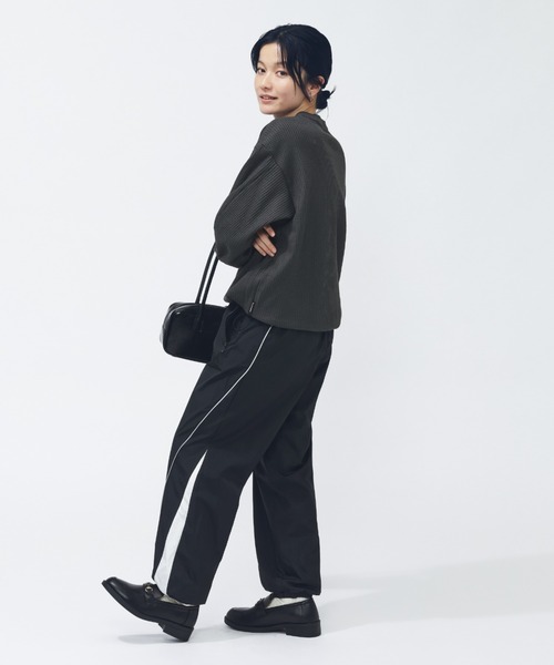 adidas(アディダス)の「【別注】アディダス adidas ラックスフロー オールデイズ ルーズフィット ワッフル フリース クルーシ 限定コラボ(Tシャツ/カットソー・レディース・オフホワイト/チャコールグレー/ピンク・S/M/L/XL)」の7枚目の写真