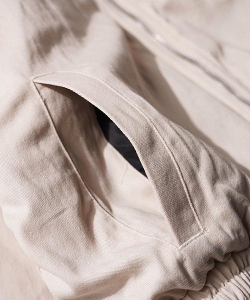 1111clothing(ワンフォークロージング)の「ファー使い クロップド フードブルゾン / Fur-Trimmed Cropped Hooded Blouson(ブルゾン・メンズ・ブラック/アイボリー/カモフラージュ・M/L)」の22枚目の写真