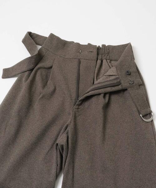 ITEMS URBANRESEARCH（アイテムズ アーバンリサーチ）の「アシメベルトデザインパンツ（その他パンツ・レディース・ブラック/ブラウン・MEDIUM/SMALL）」の5枚目の写真