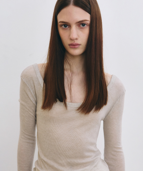 NICK&NICOLE(ニックアンドニコール)の「NICOLE MINIMAL LABEL SCOOP LS TOP_BEIGE(Tシャツ/カットソー・レディース・その他・FREE)」の2枚目の写真