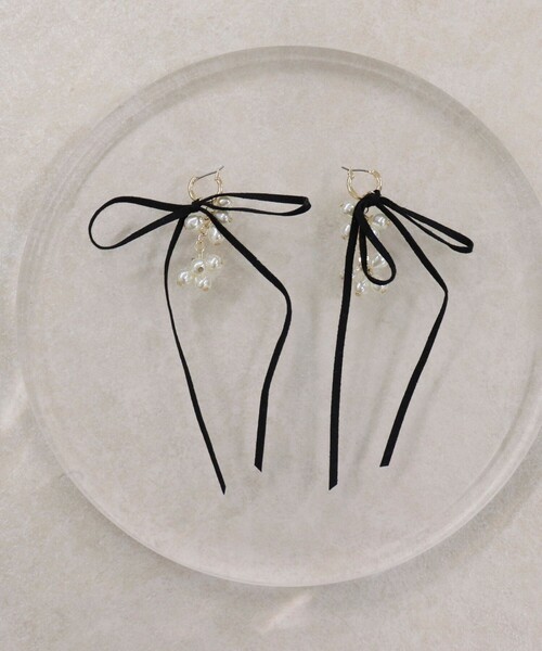 fredy emue（フレディエミュ）の「粒パールリボンピアス（ピアス（両耳用）・レディース・シルバー/ゴールド・FREE）」の6枚目の写真