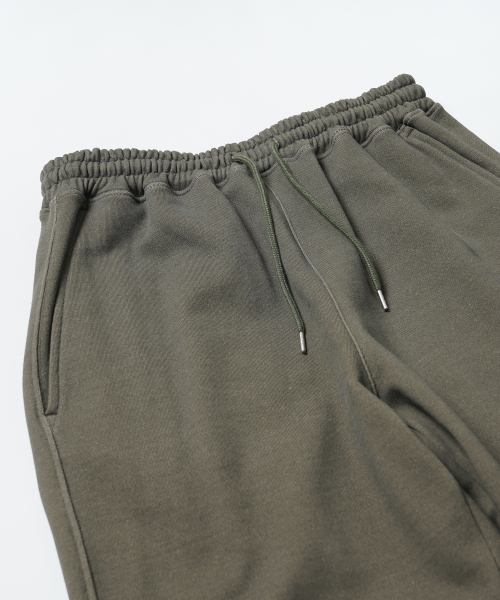 FRIZMWORKS（フリズムワークス）の「PIGMENT TERRY TRACK PANTS _ OLIVE（スウェットパンツ・メンズ・その他・MEDIUM/LARGE/X-LARGE）」の4枚目の写真