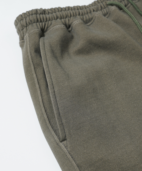 FRIZMWORKS（フリズムワークス）の「PIGMENT TERRY TRACK PANTS _ OLIVE（スウェットパンツ・メンズ・その他・MEDIUM/LARGE/X-LARGE）」の5枚目の写真