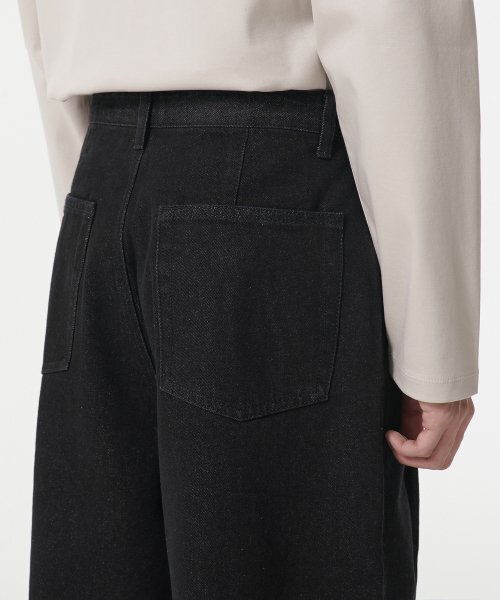 MUSINSA STANDARD（ムシンサスタンダード）の「ディープタックワイドデニムパンツ [ロー ブラック]（デニムパンツ・メンズ・その他・40/33/26/27/28/29/38/36/34/32/30/31）」の5枚目の写真