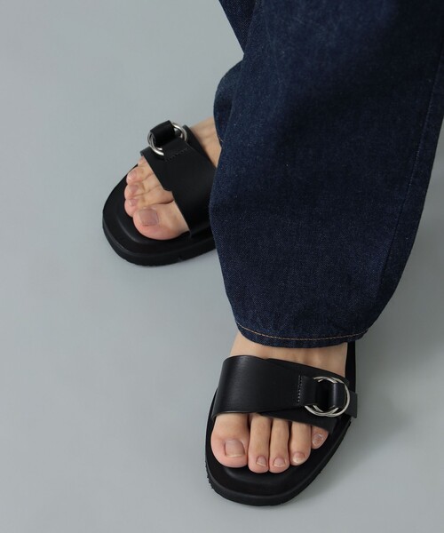 BEAMS F(ビームスエフ)の「Mario Doni / ANGELLI レザー ダブルリング ストラップ サンダル(サンダル・メンズ・ブラック・44/43/42/41/40/39)」の2枚目の写真