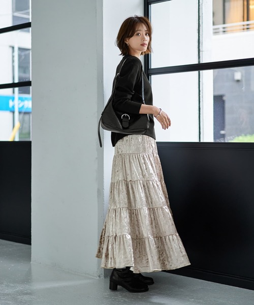 STYLE DELI(スタイルデリ)の「5段ティアードベロアスカート(スカート・レディース・モスグリーン/グレイッシュベージュ・01/02)」の5枚目の写真