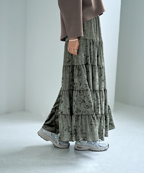 STYLE DELI(スタイルデリ)の「5段ティアードベロアスカート(スカート・レディース・モスグリーン/グレイッシュベージュ・01/02)」の11枚目の写真