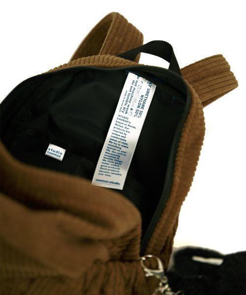 CHOROK STUDIO(チョロクスタジオ)の「Corduroy Peanut Bag #5 (Olive)(バックパック/リュック・レディース・ダークブラウン・FREE)」の3枚目の写真