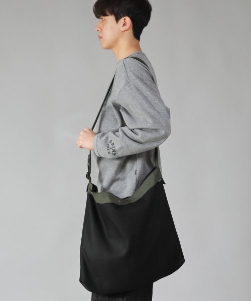 SAINTCREW(セントクルー)の「ビッグサイズ Nストラップバックルクロスバッグ BNB-126 カーキブラック(メッセンジャーバッグ・メンズ・その他・フリー)」の2枚目の写真