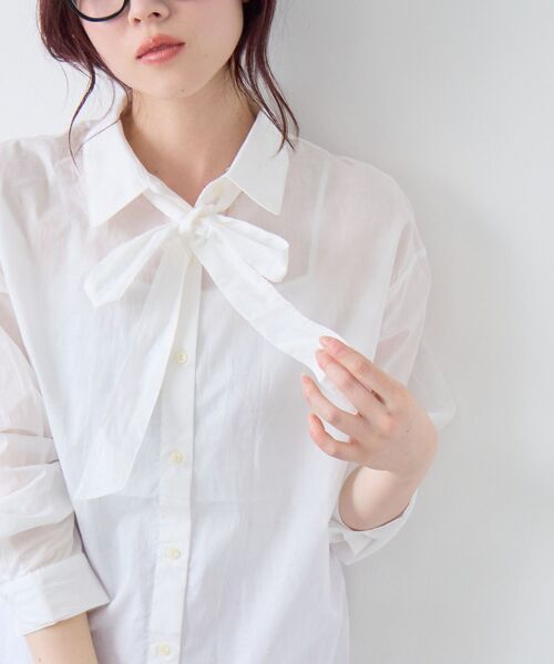 le.coeur blanc(ルクールブラン)の「《WEB限定アイテム》コットン2Wayボウタイブラウス(シャツ/ブラウス・レディース・ブラック/グレイッシュベージュ/オフホワイト/サックスブルー・38)」の2枚目の写真
