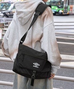 UMBRO/アンブロ 別注 ロゴ刺繍 ナイロンメッセンジャーバッグ