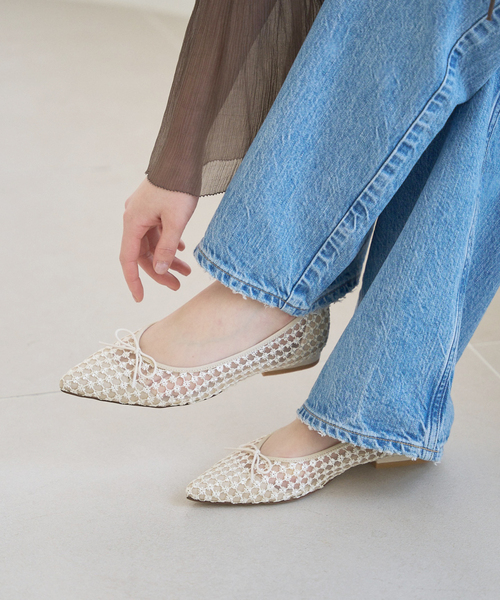 LE TALON(ルタロン)の「ポインテッドフラワースパンコールバレエ(バレエシューズ・レディース・ブラック×ブラック/アイボリー・22cm/22.5cm/23cm/23.5cm/24cm/24.5cm/25cm/25.5cm)」の2枚目の写真