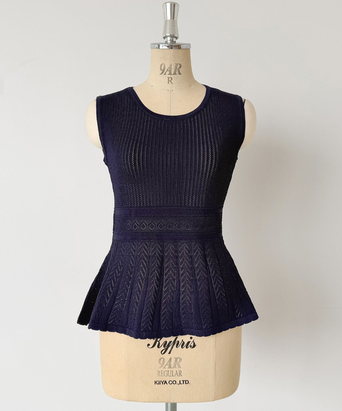 NARACAMICIE(ナラカミーチェ)の「【NARACAMICIE】透かし編みペプラムノースリプルオーバー(ニット/セーター・レディース・ブラウン/ブラック/ピンク/ブルー/ネイビー・M)」の3枚目の写真