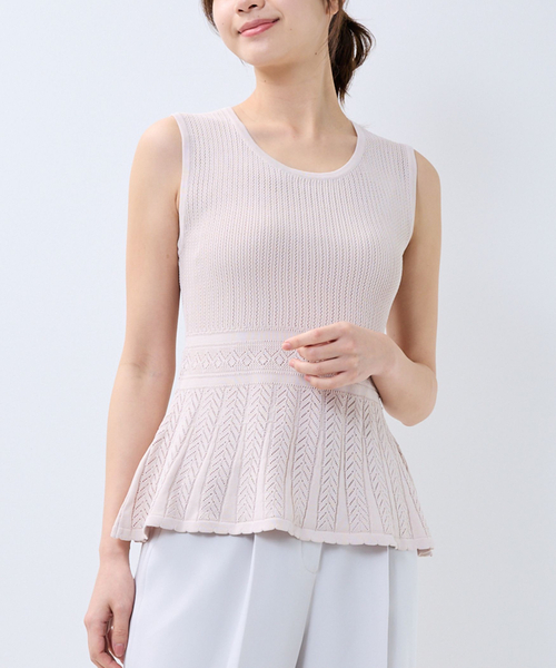 NARACAMICIE(ナラカミーチェ)の「【NARACAMICIE】透かし編みペプラムノースリプルオーバー(ニット/セーター・レディース・ブラウン/ブラック/ピンク/ブルー/ネイビー・M)」の1枚目の写真