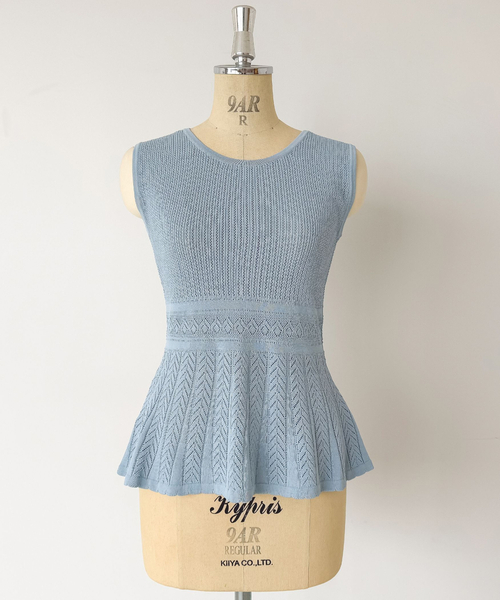 NARACAMICIE(ナラカミーチェ)の「【NARACAMICIE】透かし編みペプラムノースリプルオーバー(ニット/セーター・レディース・ブラウン/ブラック/ピンク/ブルー/ネイビー・M)」の4枚目の写真