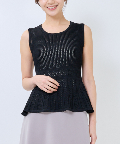 NARACAMICIE(ナラカミーチェ)の「【NARACAMICIE】透かし編みペプラムノースリプルオーバー(ニット/セーター・レディース・ブラウン/ブラック/ピンク/ブルー/ネイビー・M)」の2枚目の写真