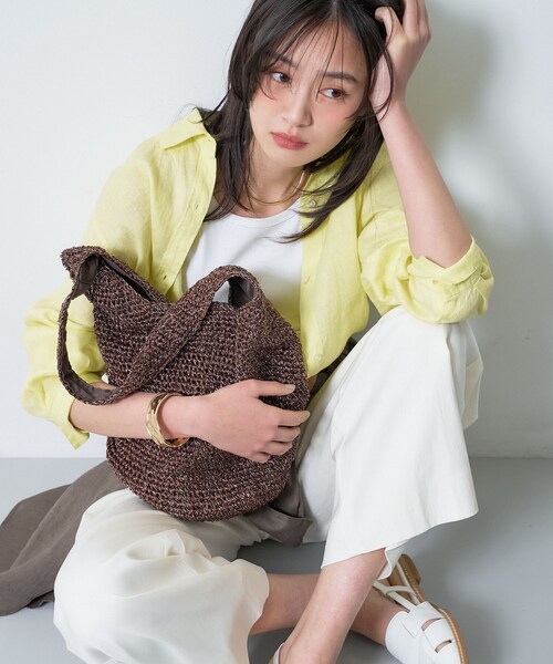 INDIVI（インディヴィ）の「【大人カジュアル】メタリックかぎ編みボトルバッグ（トートバッグ・レディース・ブルー系その他6/ダークブラウン系4/グリーン系その他5/シルバー系4・00）」の2枚目の写真