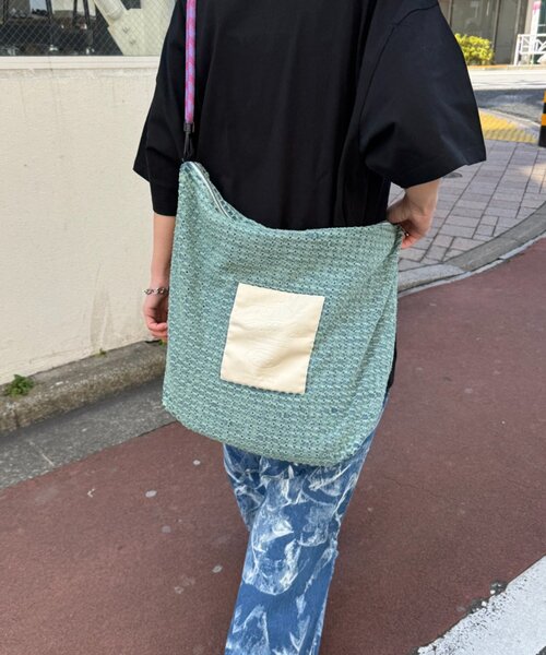 SOUNDSGOOOOD（サウンズグッド）の「【SOUNDS GOOOOD】ダメージデニムショルダーバッグ（ショルダーバッグ・レディース・グリーン/ネイビー・ONE SIZE）」の3枚目の写真