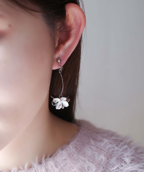 CERCA(チェルカ)の「saran jewelry/フラワーモチーフ イヤリング /金属アレルギー対応(イヤリング・レディース・ゴールド/シルバー・FREE)」の1枚目の写真