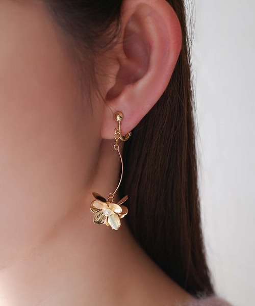 CERCA(チェルカ)の「saran jewelry/フラワーモチーフ イヤリング /金属アレルギー対応(イヤリング・レディース・ゴールド/シルバー・FREE)」の5枚目の写真
