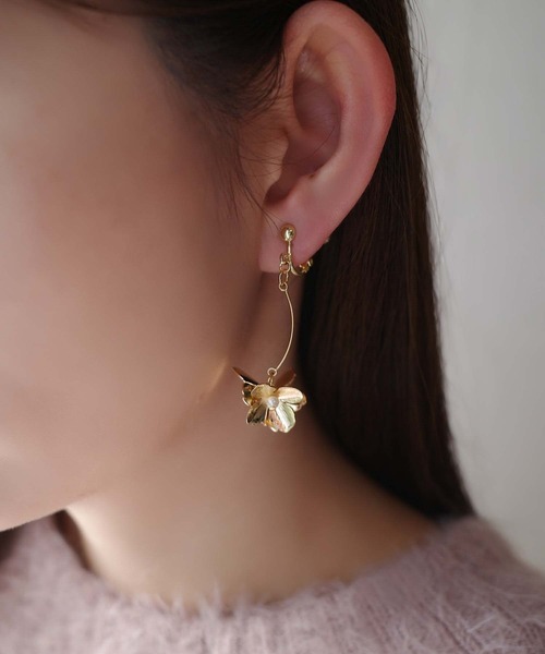CERCA(チェルカ)の「saran jewelry/フラワーモチーフ イヤリング /金属アレルギー対応(イヤリング・レディース・ゴールド/シルバー・FREE)」の9枚目の写真