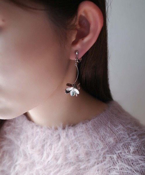 CERCA(チェルカ)の「saran jewelry/フラワーモチーフ イヤリング /金属アレルギー対応(イヤリング・レディース・ゴールド/シルバー・FREE)」の10枚目の写真