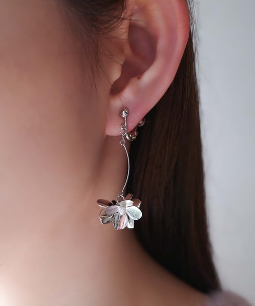 CERCA(チェルカ)の「saran jewelry/フラワーモチーフ イヤリング /金属アレルギー対応(イヤリング・レディース・ゴールド/シルバー・FREE)」の16枚目の写真