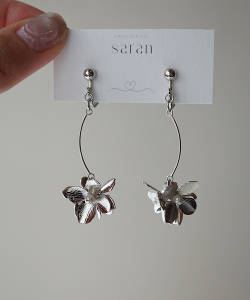 CERCA(チェルカ)の「saran jewelry/フラワーモチーフ イヤリング /金属アレルギー対応(イヤリング・レディース・ゴールド/シルバー・FREE)」の3枚目の写真