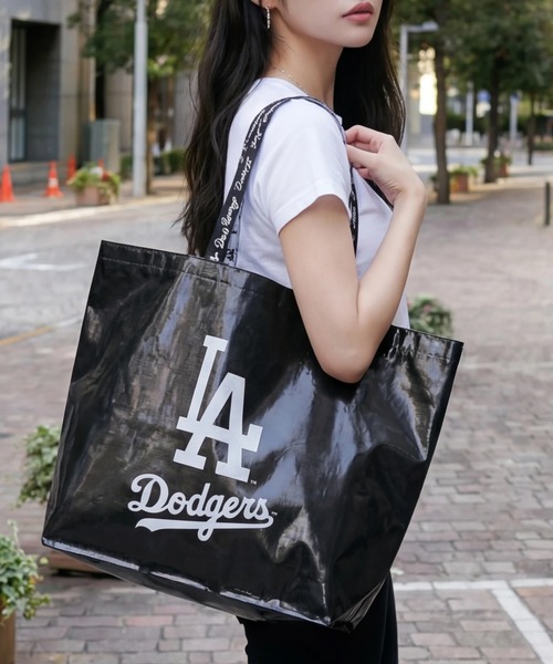 MLB(メジャーリーグベースボール)の「【MLB/エムエルビー】ロサンゼルス・ドジャース ロゴプリント ショッパー トートバッグ(トートバッグ・メンズ・ブルー/ブラック・FREE)」の1枚目の写真