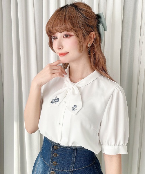 F i.n.t(フィント)の「小花刺繍クロスタイブラウス(シャツ/ブラウス・レディース・ホワイト×ブルー/アイボリー・FREE)」の2枚目の写真