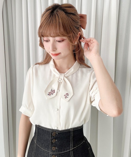 F i.n.t(フィント)の「小花刺繍クロスタイブラウス(シャツ/ブラウス・レディース・ホワイト×ブルー/アイボリー・FREE)」の1枚目の写真