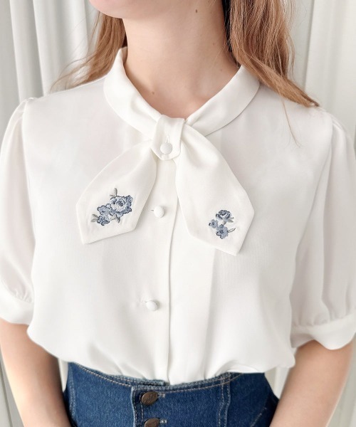 F i.n.t(フィント)の「小花刺繍クロスタイブラウス(シャツ/ブラウス・レディース・ホワイト×ブルー/アイボリー・FREE)」の4枚目の写真