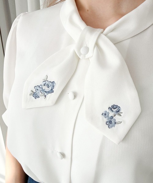 F i.n.t(フィント)の「小花刺繍クロスタイブラウス(シャツ/ブラウス・レディース・ホワイト×ブルー/アイボリー・FREE)」の5枚目の写真