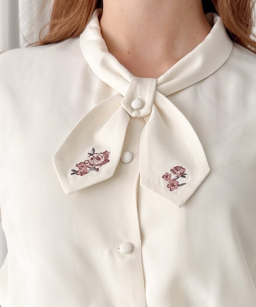 F i.n.t(フィント)の「小花刺繍クロスタイブラウス(シャツ/ブラウス・レディース・ホワイト×ブルー/アイボリー・FREE)」の10枚目の写真